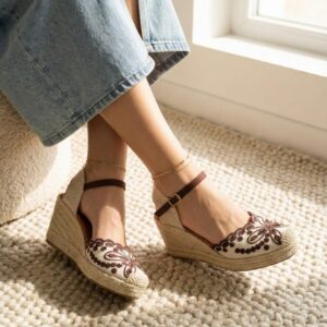 Zapatos de mujer abiertos de tacón alto con la punta cerrada