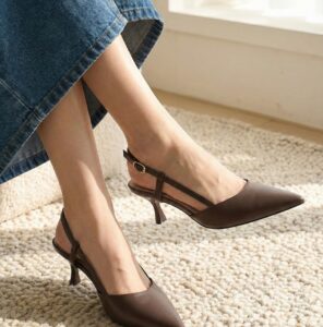 Tacones de mujer en punta de color marrón con tacón alto y fino