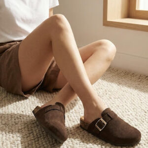 Zueco de piel de color marrón oscuro con detalle de hebilla