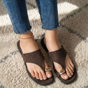 Sandalias abiertas con correa que bordea todo el pie de color marrón chocolate