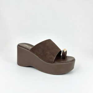 Zapato en cuña con planta alta de color marrón chocolate