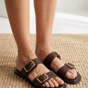 sandalia gaia de color marrón con hebillas doradas piel