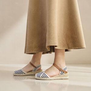 zapato en cuña olivia de color blanco y con tiras de color azul marino lulua